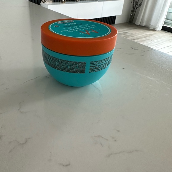 Moroccanoil Restorative Hair Mask - Orange and Blue - Picture 4 of 4